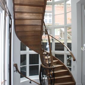 Houten trap bovenverdieping