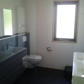 Moderne badkamer in zwart-wit — JBM project