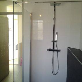 Moderne badkamer in zwart-wit — JBM project