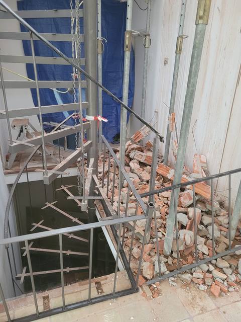 Luxe witte wenteltrap met zwarte balustrade — JBM project