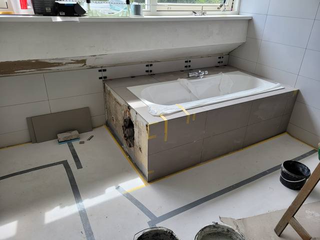 Badkamerrenovatie met beige en taupe tegels — JBM project