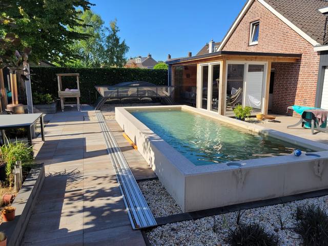 Moderne tuin met zwembad en tuinkamer — JBM project