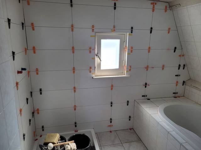 Zolderbadkamer met witte tegels — JBM project
